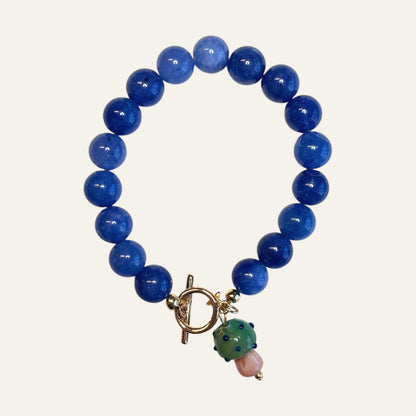 Blue gemstone bracelet with mushroom chard. Precious stones and 18k gold-plated clasp.